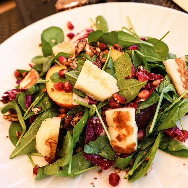 Halloumi salad